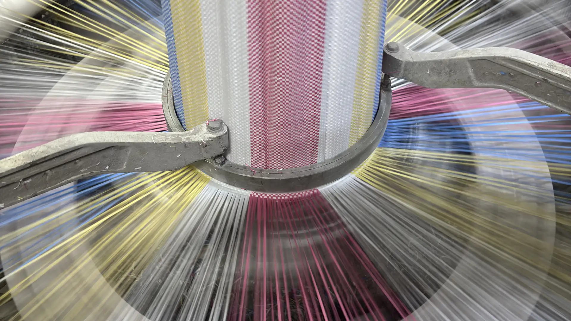 Weaving — Tape interlacing at full loom speed